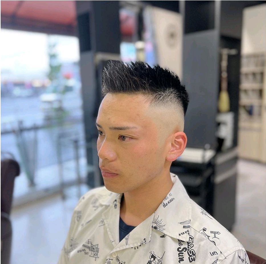 男士发型 两侧铲短男士发型适合所有人，头发花白大叔剪完不一样，不信你看