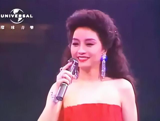 徐小凤|她宁愿离婚也不愿改变中国国籍，春晚为她破例，74岁仍单身