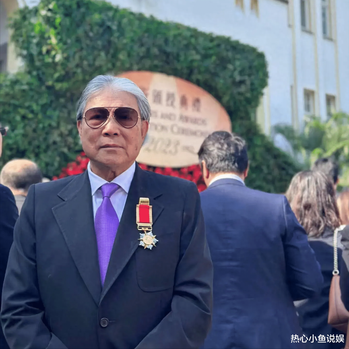 霍震霆获香港最高荣誉，三子到场祝贺，郭晶晶精心打扮气场变强