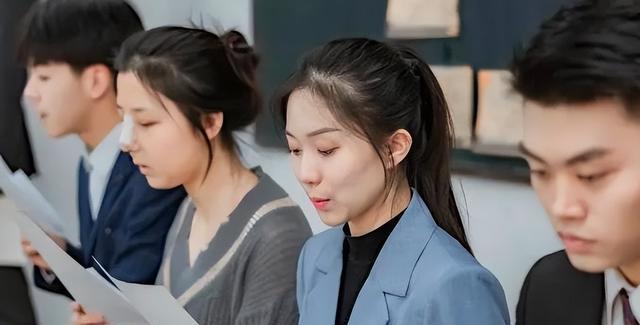 秦岚|主持人邹韵走红，采访李显龙被赞大国风范，教育经历不简单