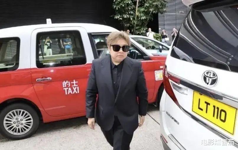 李玟追思会,亲友痛哭肃穆,两继女却有说有笑,剥夺了她最后体面