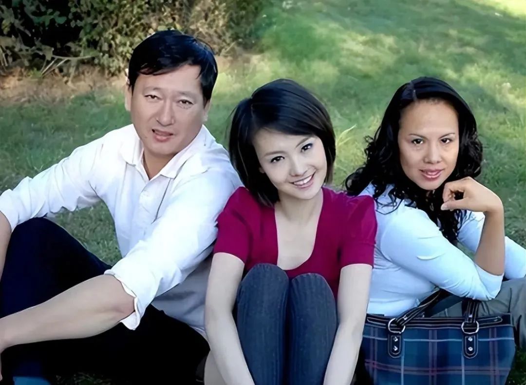 郑爽晒近照破变老谣言？空气刘海放飞自我，状态饱满，眼睛又有亮光！