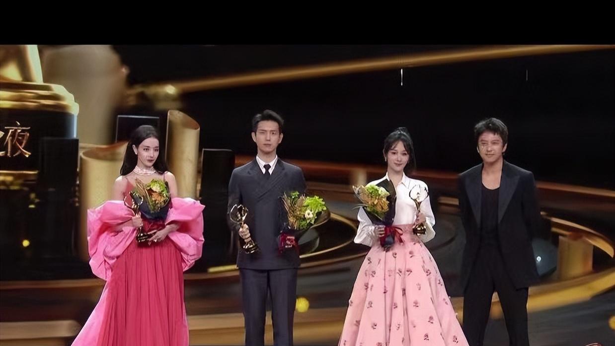 唐嫣|微博之夜状况频出：蔡徐坤忘词，主持人素养低，唐嫣被拦会场门外