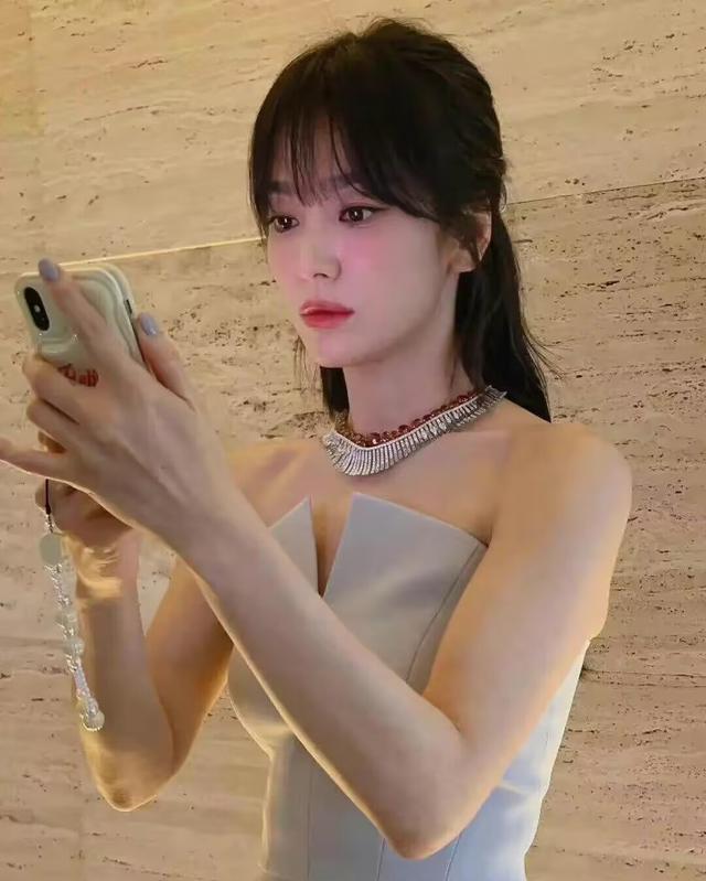 微笑 宋慧乔的无修生图火出圈,网友直言:看完更“容貌焦虑”了!