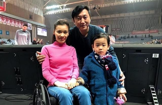 瘫痪25年桑兰近况:42岁仍白皙漂亮,嫁资产千万老公,儿子9岁