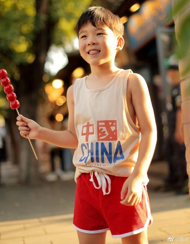 陆川|陆川一家四口儿童节逛乐园，胡蝶素颜判若两人，7岁葫芦虎头虎脑