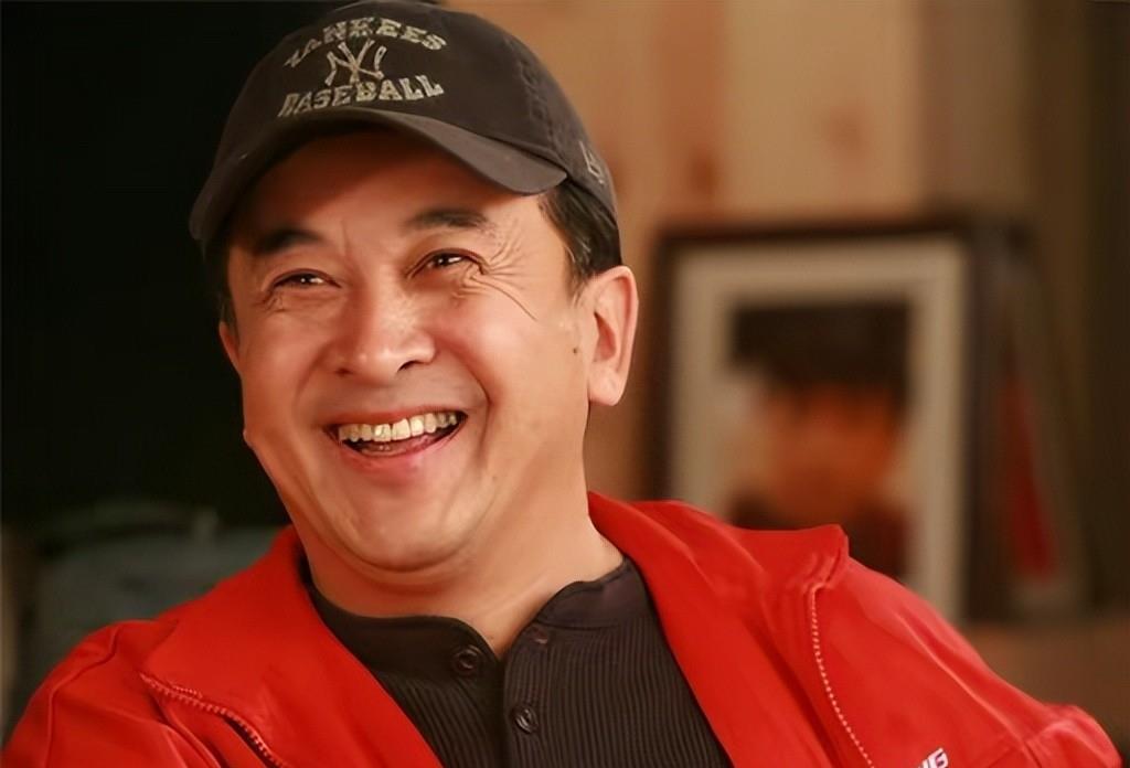 上午被免职，下午被带走！登上24年春晚却忽然消失的黄宏如今怎样？