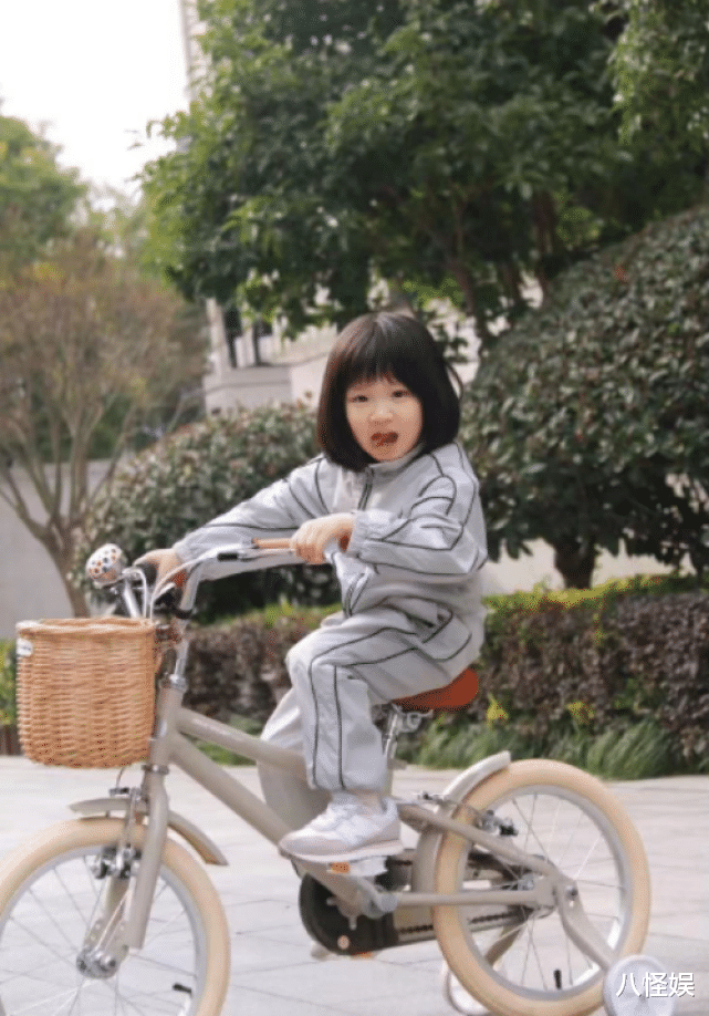 王子文|李亚男晒母女合照,俩女儿清新脱俗,鼻子嘴都未遗传王祖蓝超会长