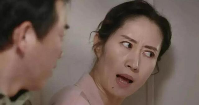 杨幂|挤眉弄眼、舌头乱舔、当众顶胯、无分寸感，几位女星该“去油”了