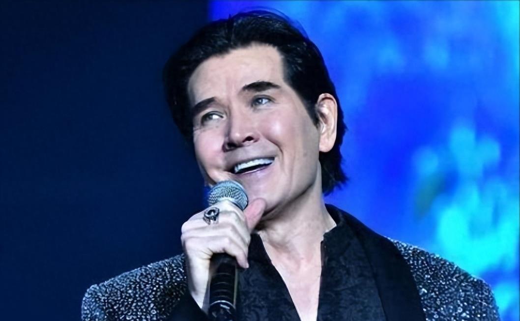 费翔|春晚“第一美男”,首次登台被封杀14年,年过60至今未婚!