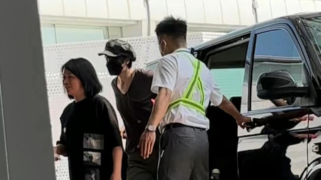 王菲外出活动，戴贝雷帽穿休闲衣很少女，锁骨凸起身材又消瘦了