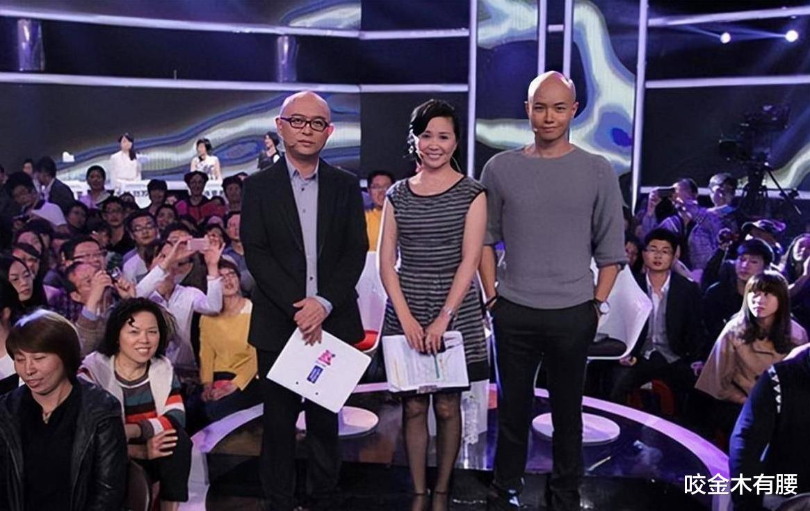 “媒婆”黄菡久违现身,举止优雅谈吐不俗,然短发造型被嘈像奶奶