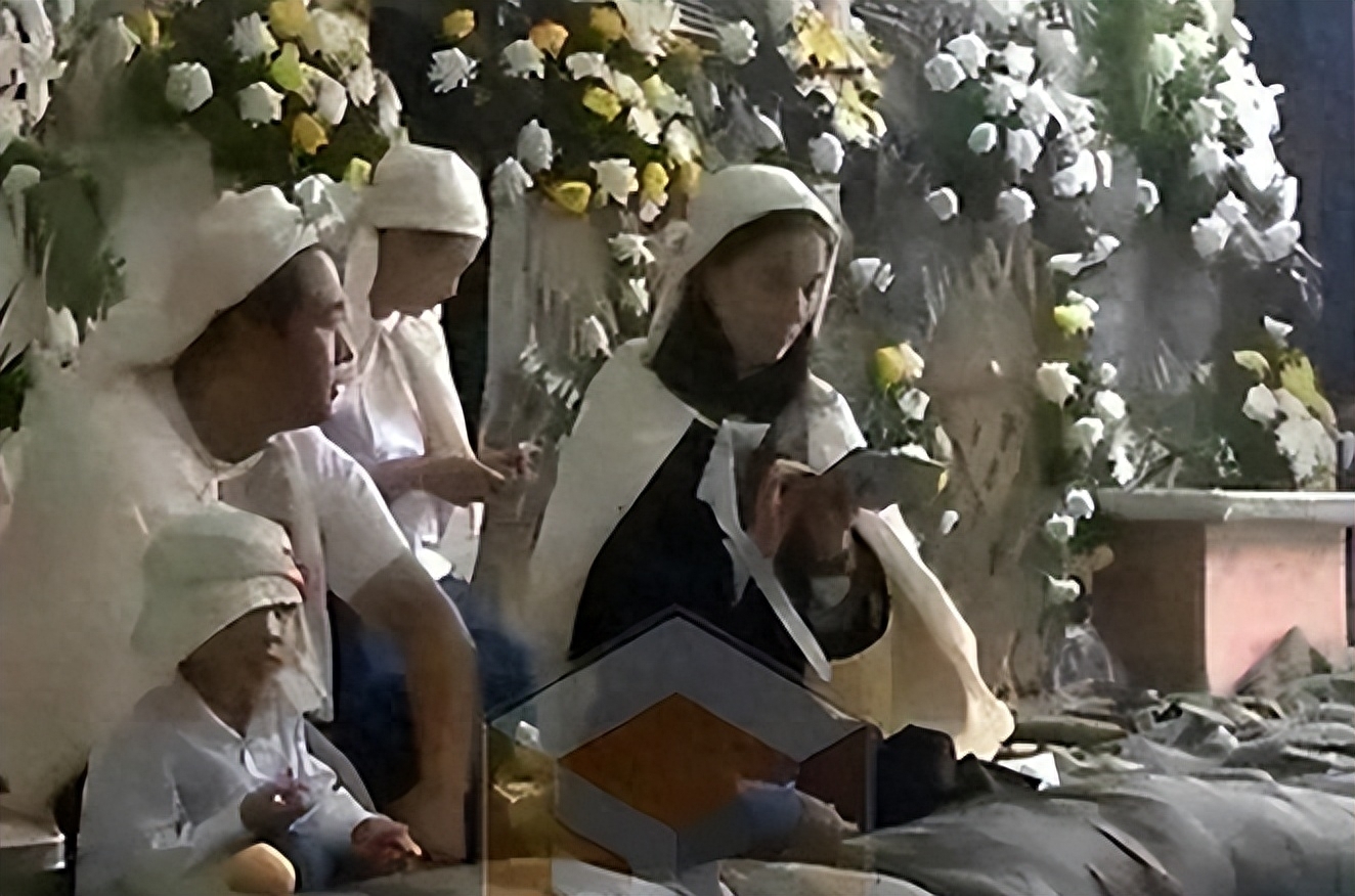 藏了8年才公开身份，一年两亿零花钱，她的故事远比你想得更精彩