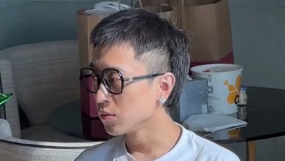 秦奋|秦奋香港内宅曝光，俯瞰维多利亚港总价1亿，与好友聊天表情冷漠