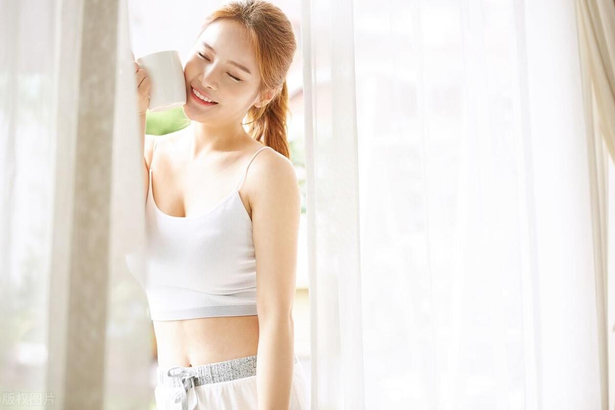 女人不想老得快，可以做这3个简单动作，有利于延缓衰老