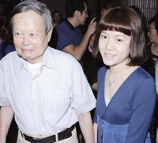 杨振宁被曝病危后立下遗嘱?高额退休金曝光,翁帆“野心”藏不住