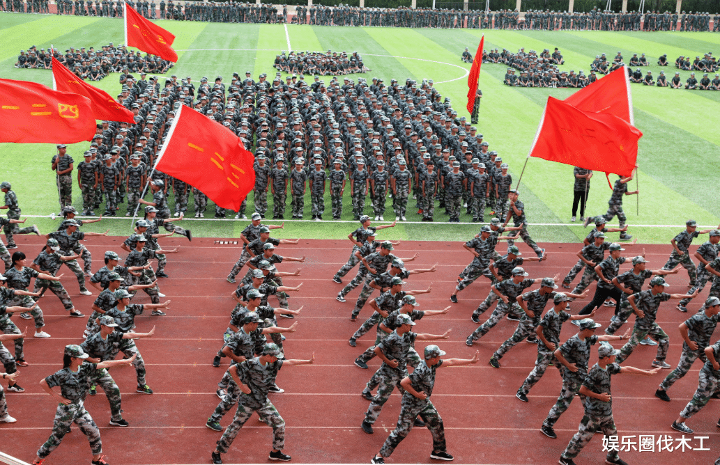 军训热舞女孩朋友圈曝光,自曝有癖好,深夜对镜自拍发福利