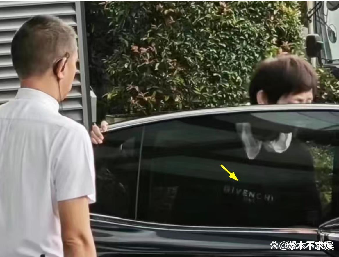 王祖贤厦门再被偶遇，住900元豪华酒店，助理都穿万元卫衣！