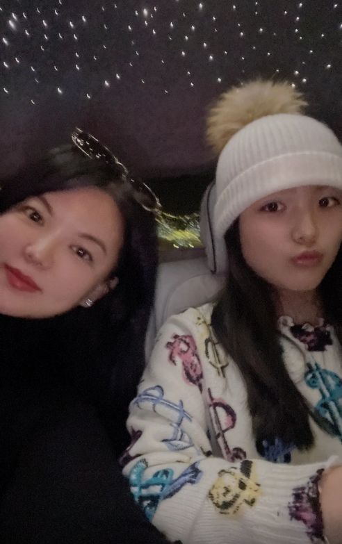 50岁王岳伦陪美女看演出,女方娃娃脸像学生!上月刚和李湘回老家