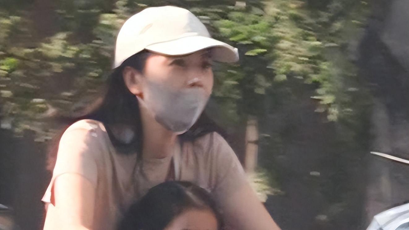 高圆圆蹬单车接女儿放学，大腿粗壮气质不再，女儿神似赵又廷