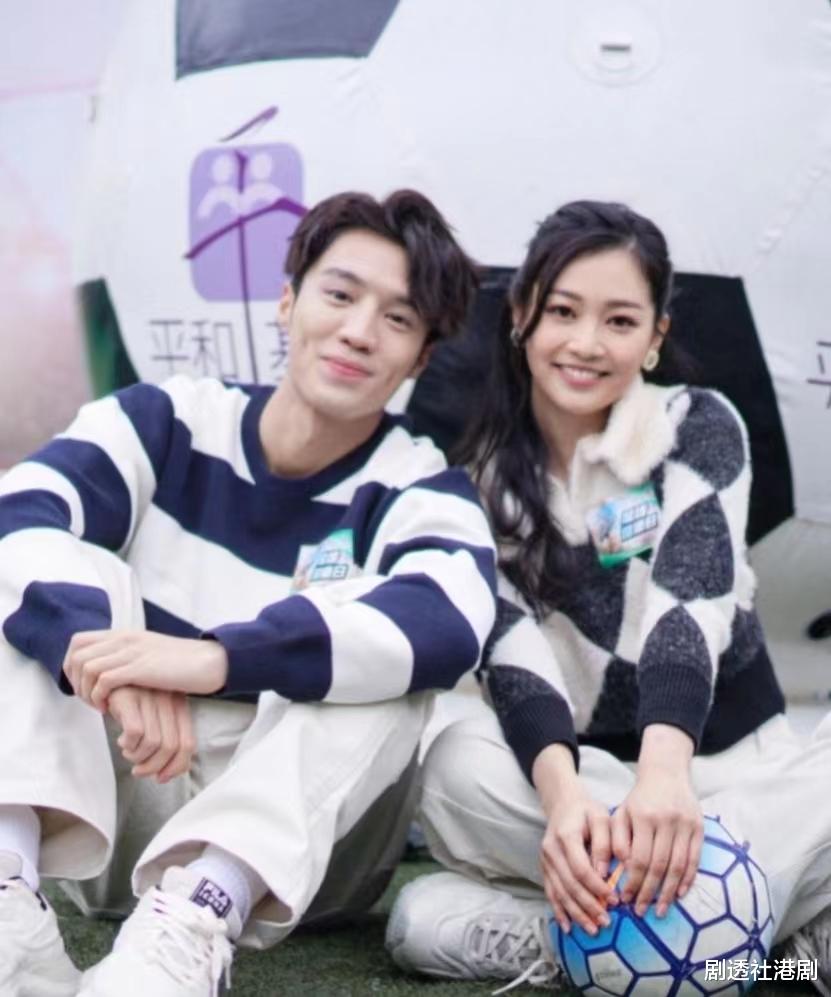 恋爱气息？TVB小花手捧花束晒甜笑美照，肩披西装外套被质疑是男装