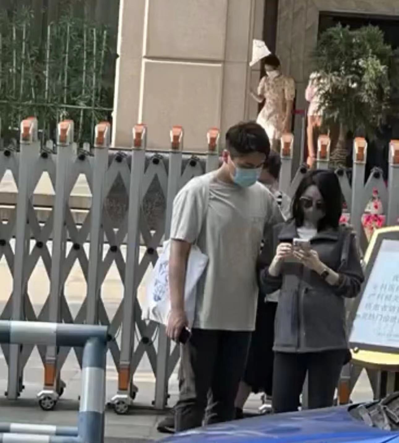 沈涛|主持人沈涛陪爱妻产检，背包扇风体贴入微，妻子肚大如箩四肢纤细