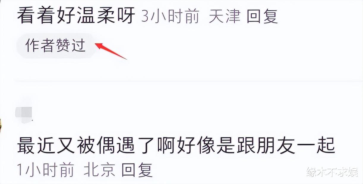 36岁李易峰小吃店被偶遇，黑眼圈厚重显憔悴 ，和粉丝合影太亲密！