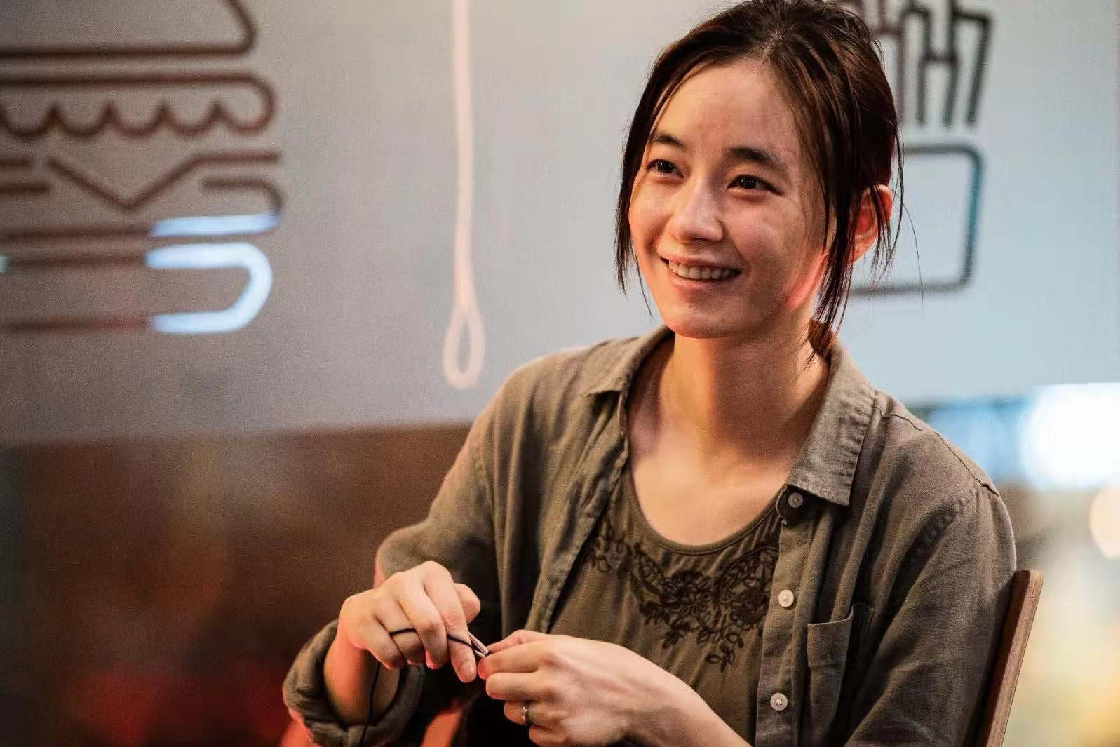 刘德华与刘雅瑟亲密互动引争议：是剧本还是真情流露？