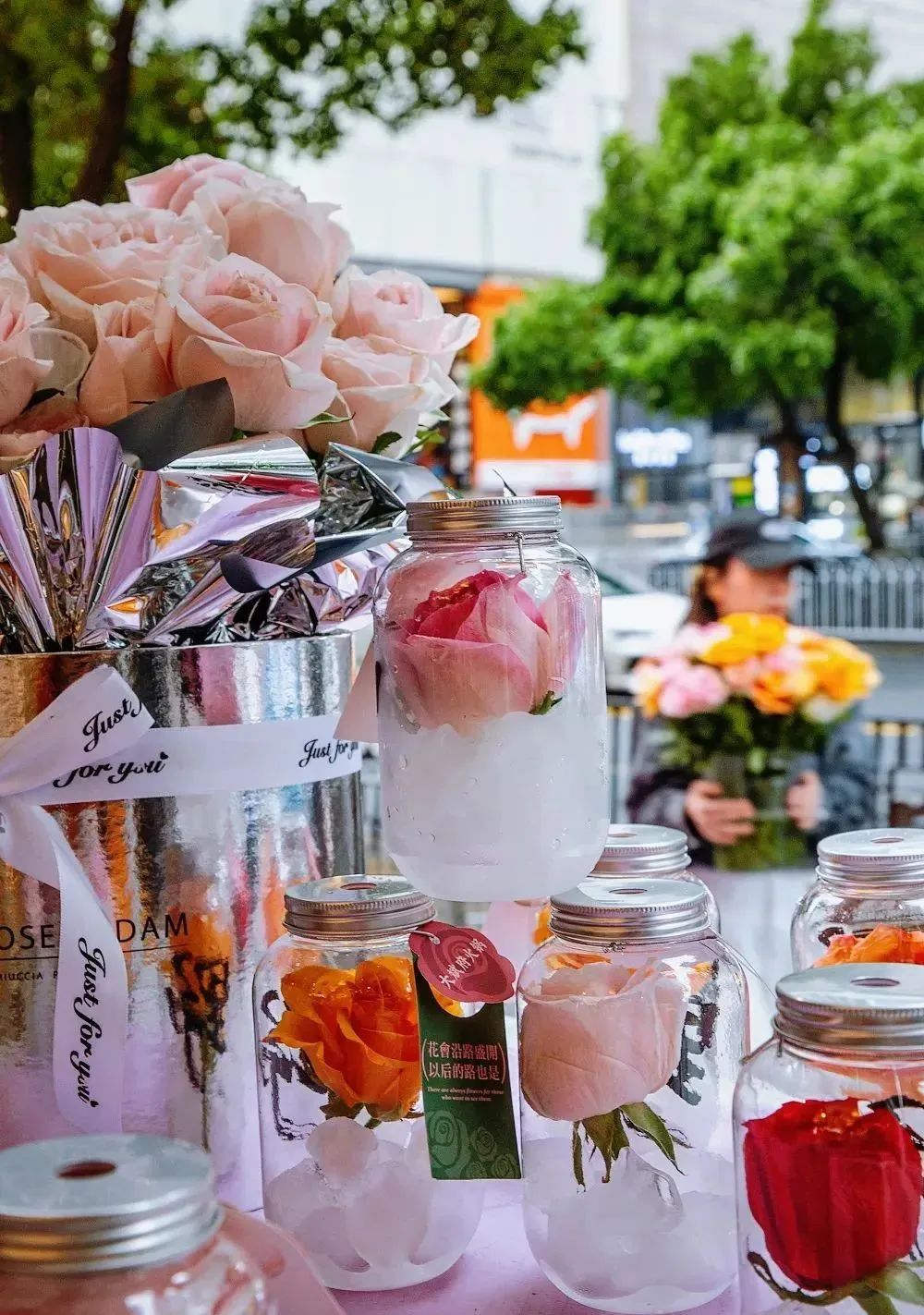 玫瑰|0元“冰封玫瑰”爆火，海底捞、大斌府都在跟