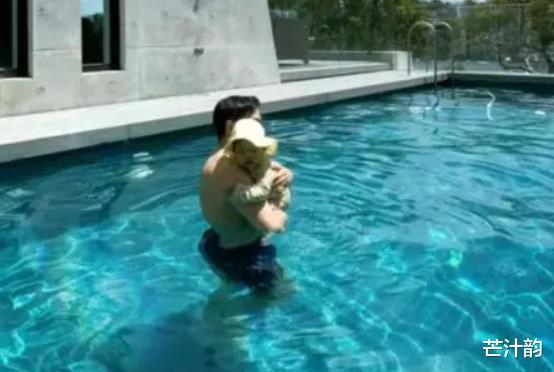 程晓玥一家澳洲度假，老公抱娃游泳画面温馨，大方晒娃真圈粉