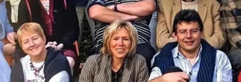 46岁的马克龙光着膀子，一脸宠溺握着70岁布丽吉特的脚脖子，好甜蜜