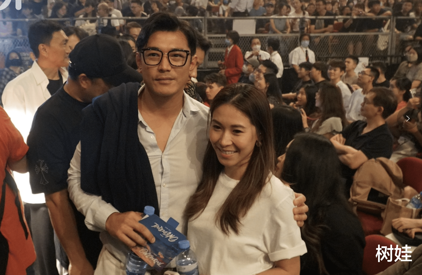 35岁香港歌手首办红馆演唱会，陈奕迅任嘉宾掀高潮，曾两度被取消