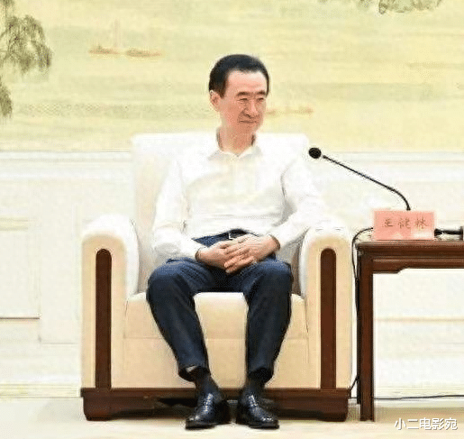 王思聪露面上海顶级酒会,身材消瘦被批胖头娃,和富婆合影显拘束