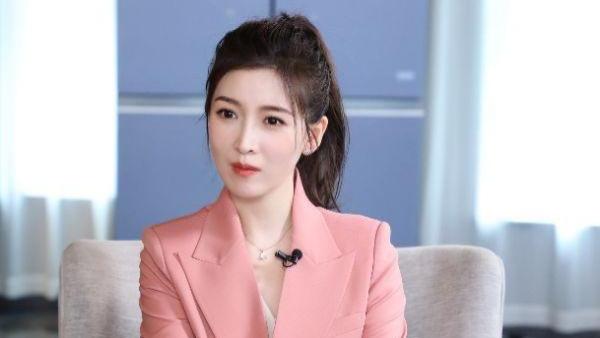 凤凰卫视|凤凰卫视美女朱梓橦，外貌甜美，气质绝佳，端庄大气，气场十足