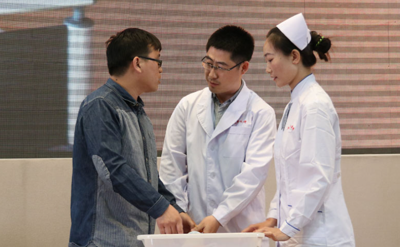 没工资能招到人？护士行业太内卷，仅口头承诺“有编制优先给你”