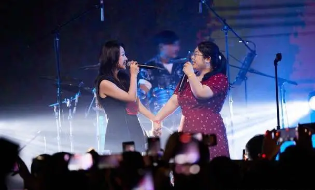 何洁与刁磊夫妇首次同台献艺,现场热情互动,甜蜜满溢