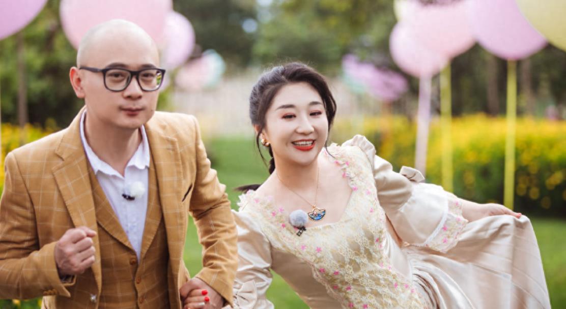 傅首尔与刘毅离婚后,立马官宣新身份,网友难怪男方要离婚的