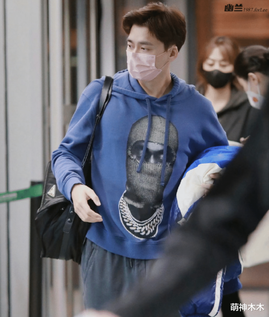 李易峰风波后首露面,穿千元卫衣生活依然优渥,向粉丝多次鞠躬