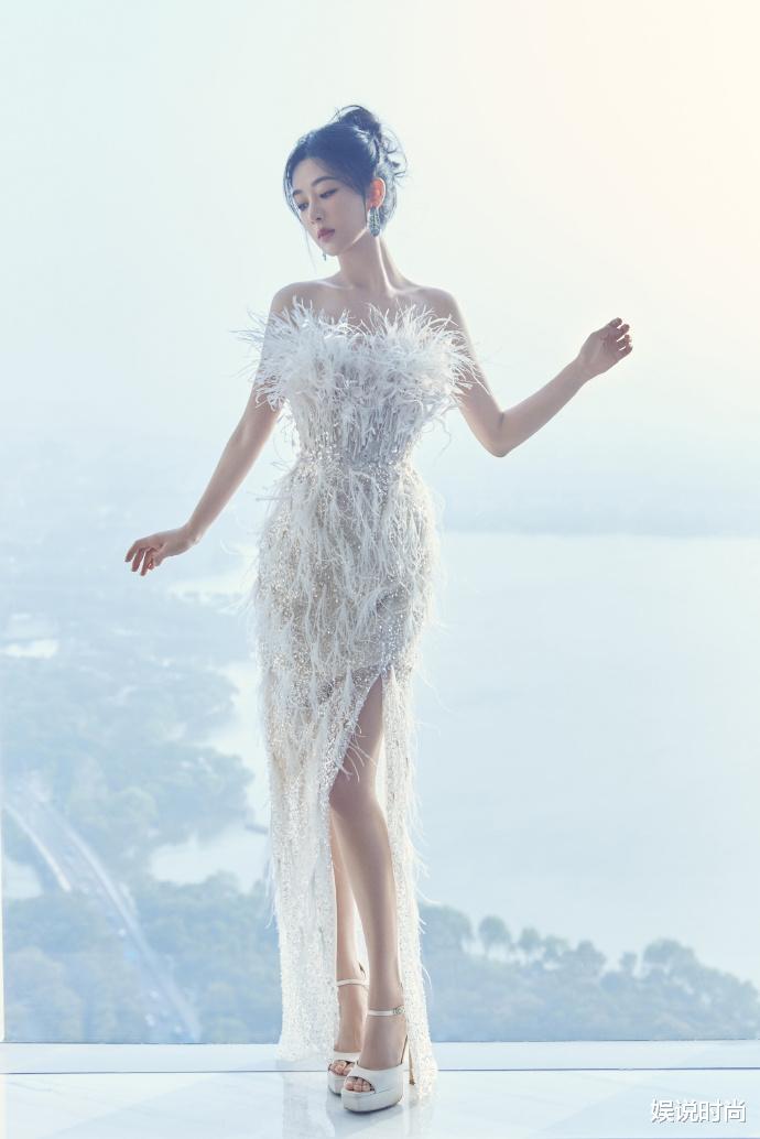 杨紫仙女风穿搭真美！白色抹胸裙与羽毛的完美结合！
