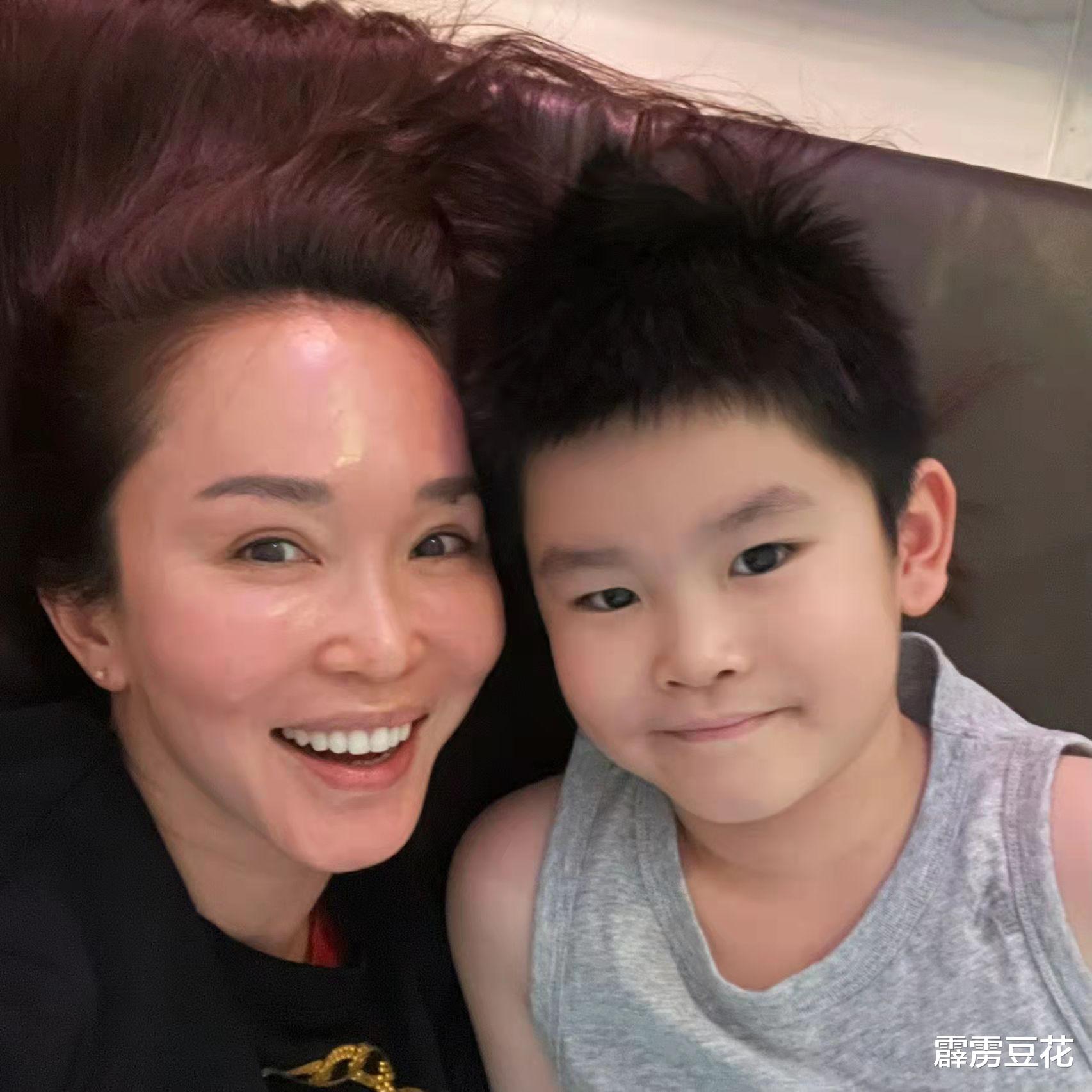 范文芳|52岁范文芳穿泳衣出镜,体型白嫩亲吻老公,曾演小龙女气质清冷