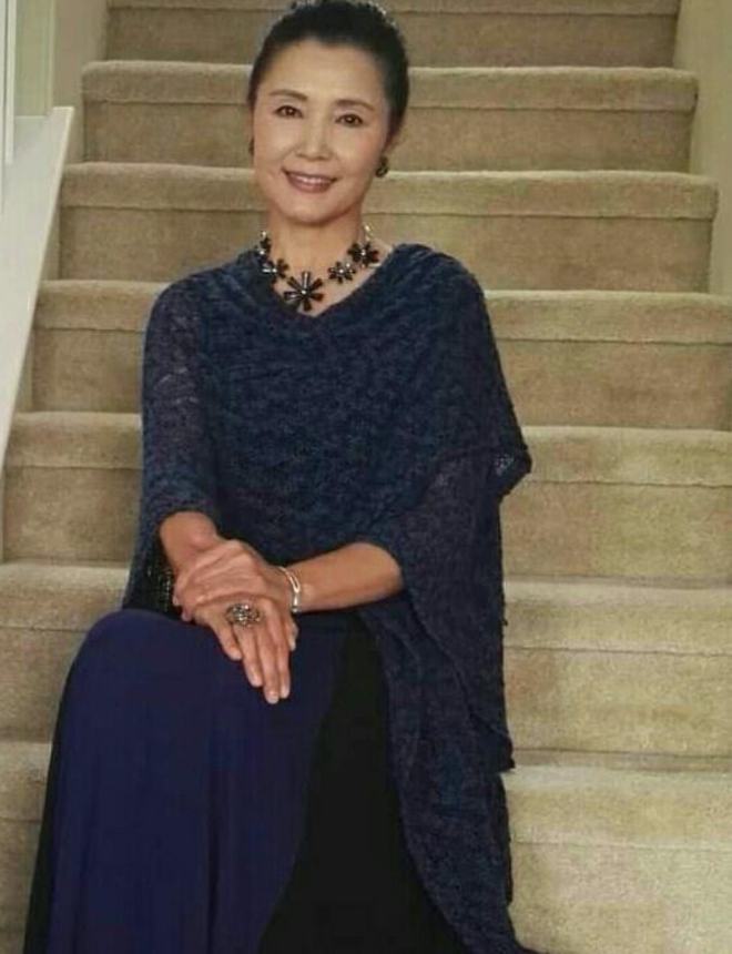 被姜黎黎的老年状态惊艳:不穿老年装,不披头散发,69岁美得优雅