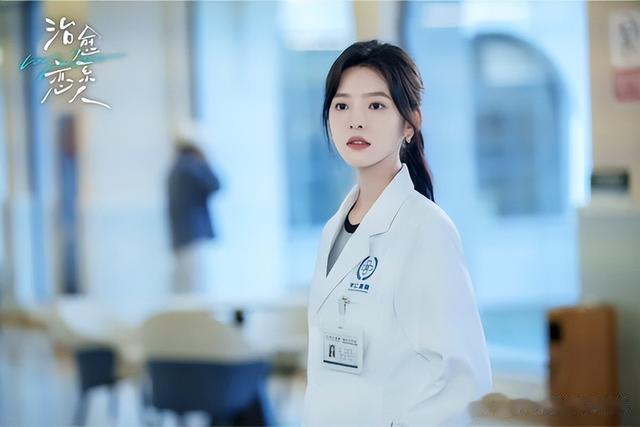 章若楠7大发型模板:秋日感低马尾、清纯系麻花辫受封国民白月光