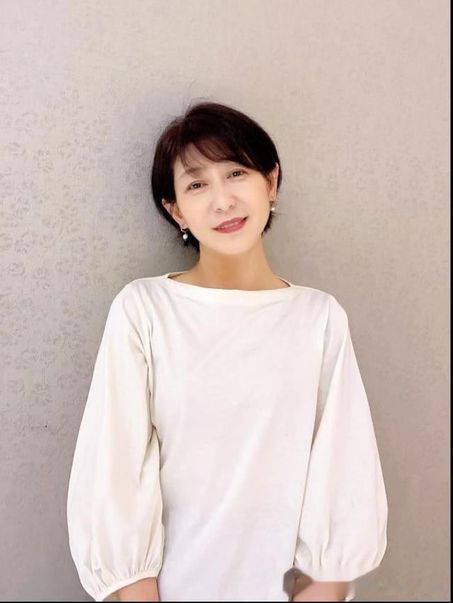 到老都优雅的女人不会“烫羊毛卷”，换上这3种发型，更时尚洋气