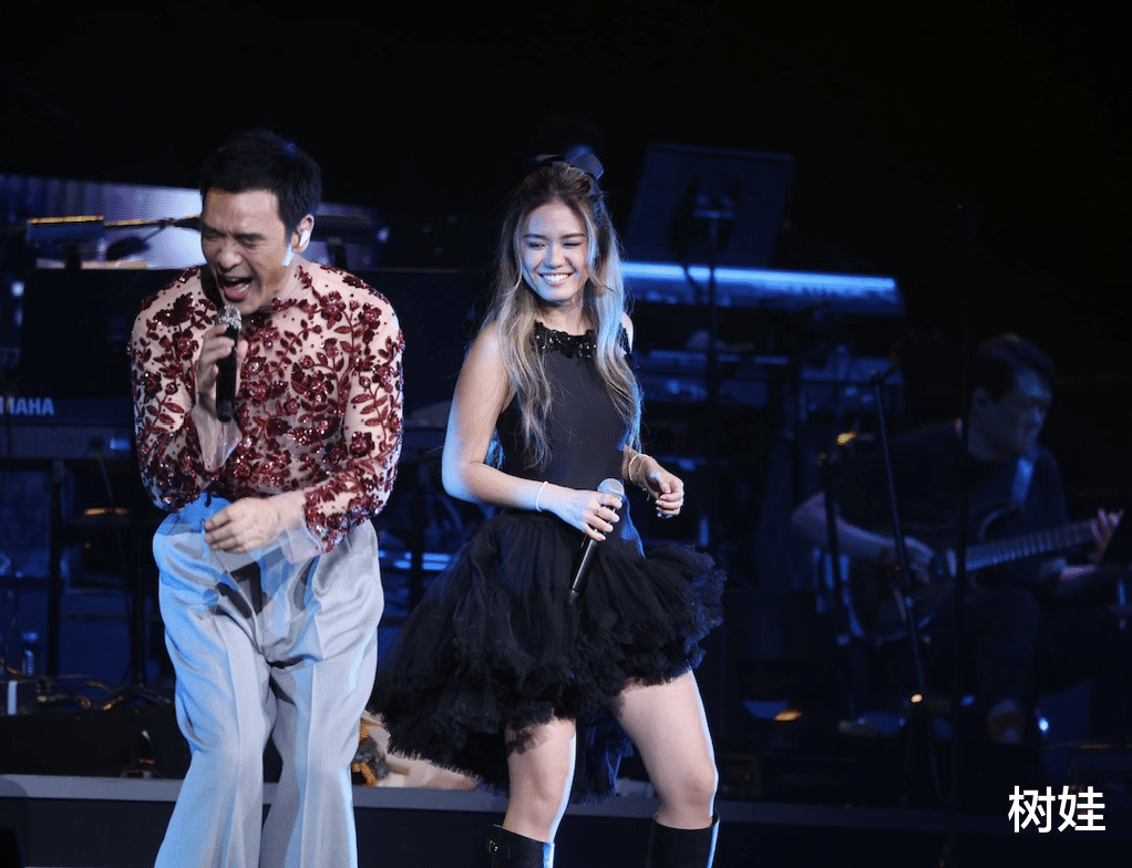 温拿乐队举办告别演唱会,钟镇涛19岁女儿做嘉宾,邱淑贞夫妇捧场