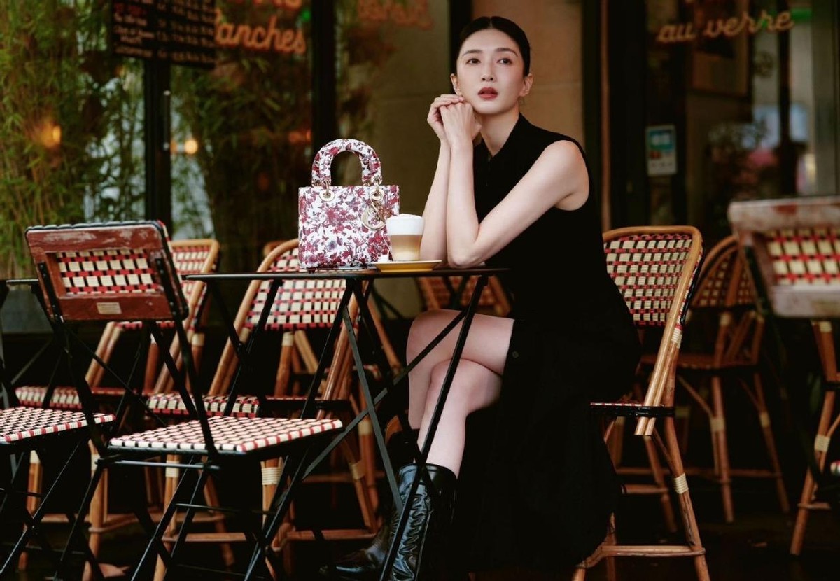 被巴黎的江疏影惊艳到了,好身材遮不住,一双“漫画腿”太吸睛