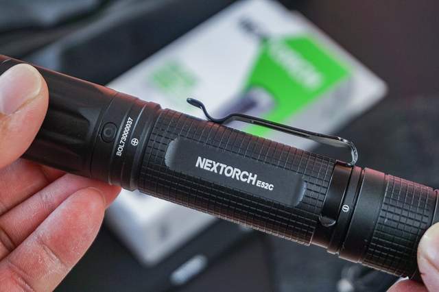 电池|你离高性能泛光手电只差一步,纳丽德便携式手电E52C