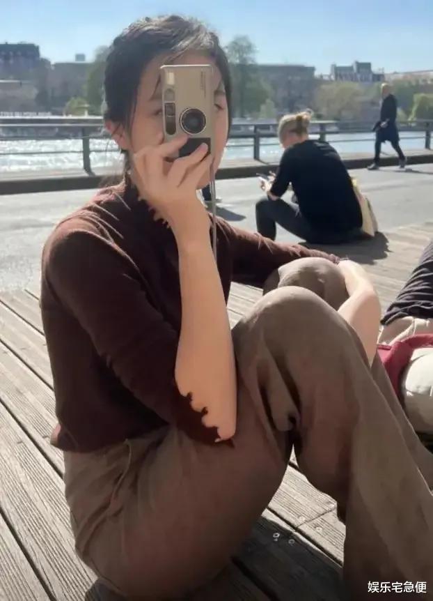 李嫣|李嫣17岁生日近照曝光，穿白衬衣气场强大，一双眼睛完美遗传王菲