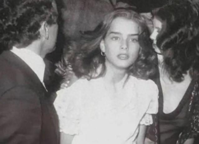 波姬·小丝32岁头婚,二婚生两个女儿,大女儿圆润,二女儿精致