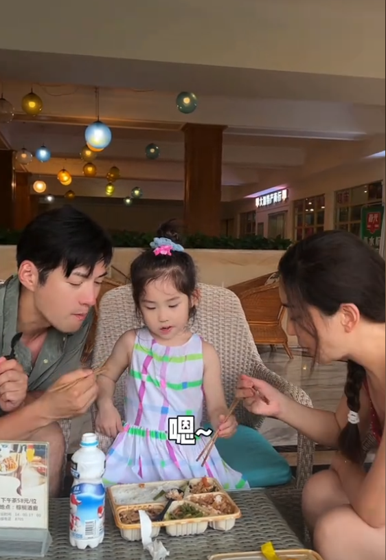 杜若溪带女儿探班严屹宽，3人吃一个盒饭，感叹：总能吃完吧