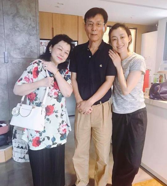 范玮琪晒75岁老母亲暴瘦病容，不忘炫爱马仕毯子，病床细节引争议